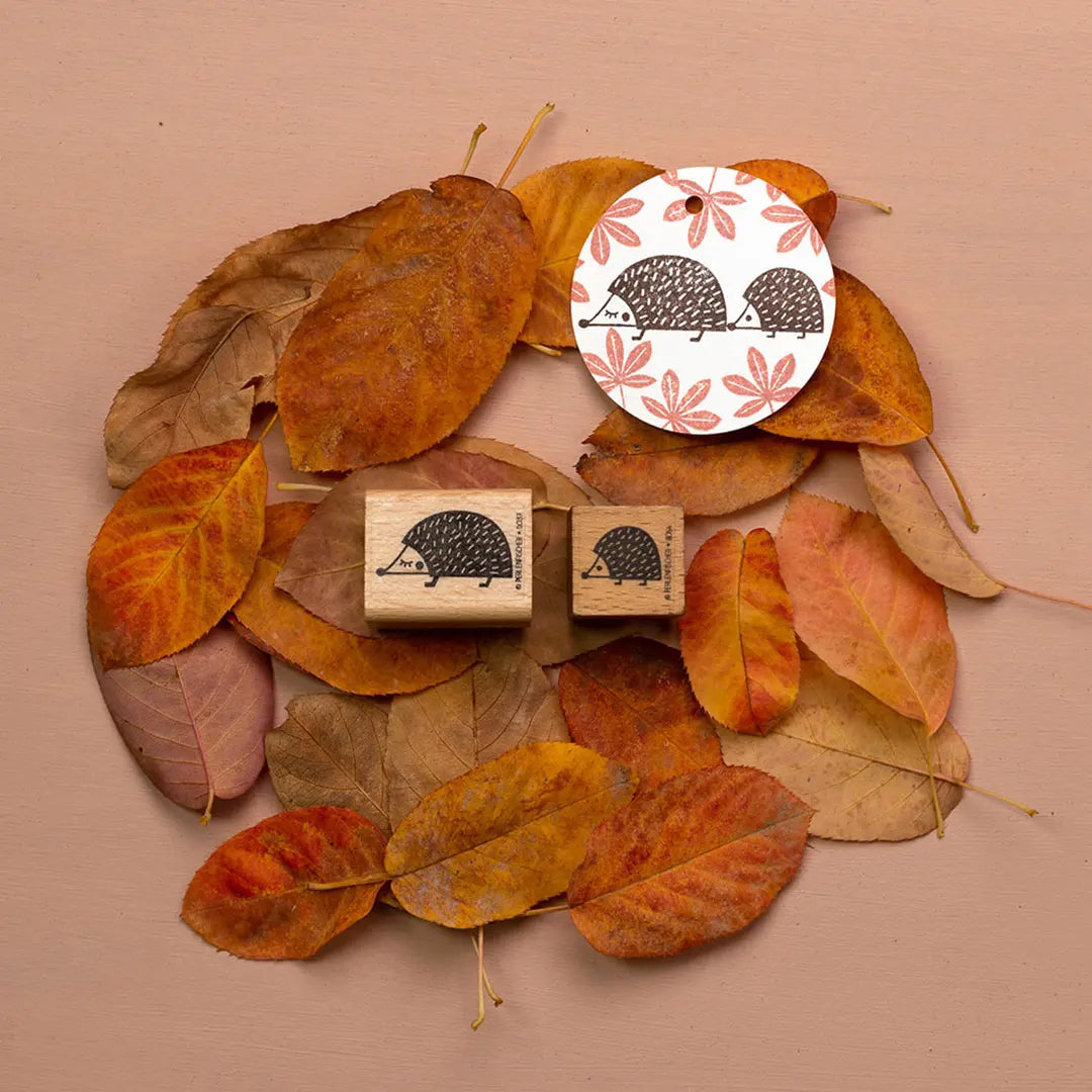 Stempel Herbst & Wald Geschenkanhänger bestempeln Papieranhänger bestempeln Herbsttöne herbstliche Papieranhänger Stempel Igel Stempel Igelbaby