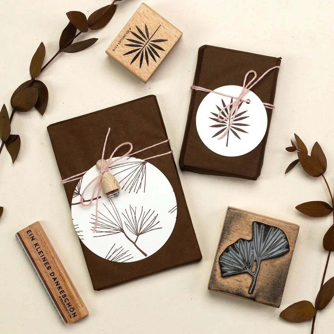 Stempel Herbst & Wald Papieranhänger bestempeln Geschenkanhänger Herbsttöne herbstliche Papieranhänger Blatt Stempel Pinienzweig Herbstliche Geschenke