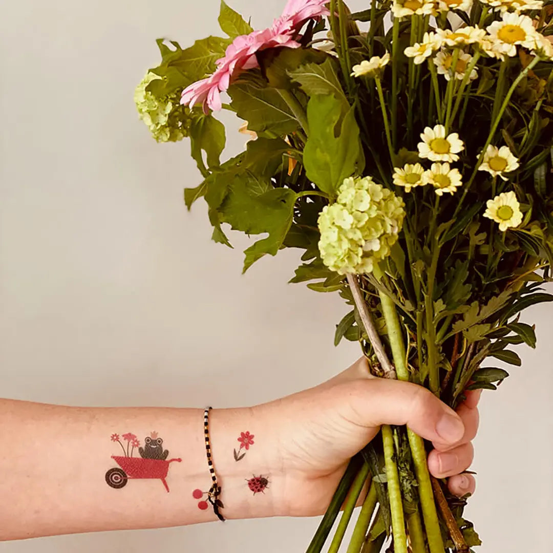 Temporäre Tattoos mit Blumen Stempel Motiven Blütenstempel Stempel Marienkäfer Blumen Stempel Schubkarre Garten Stempelmotive für die Haut
