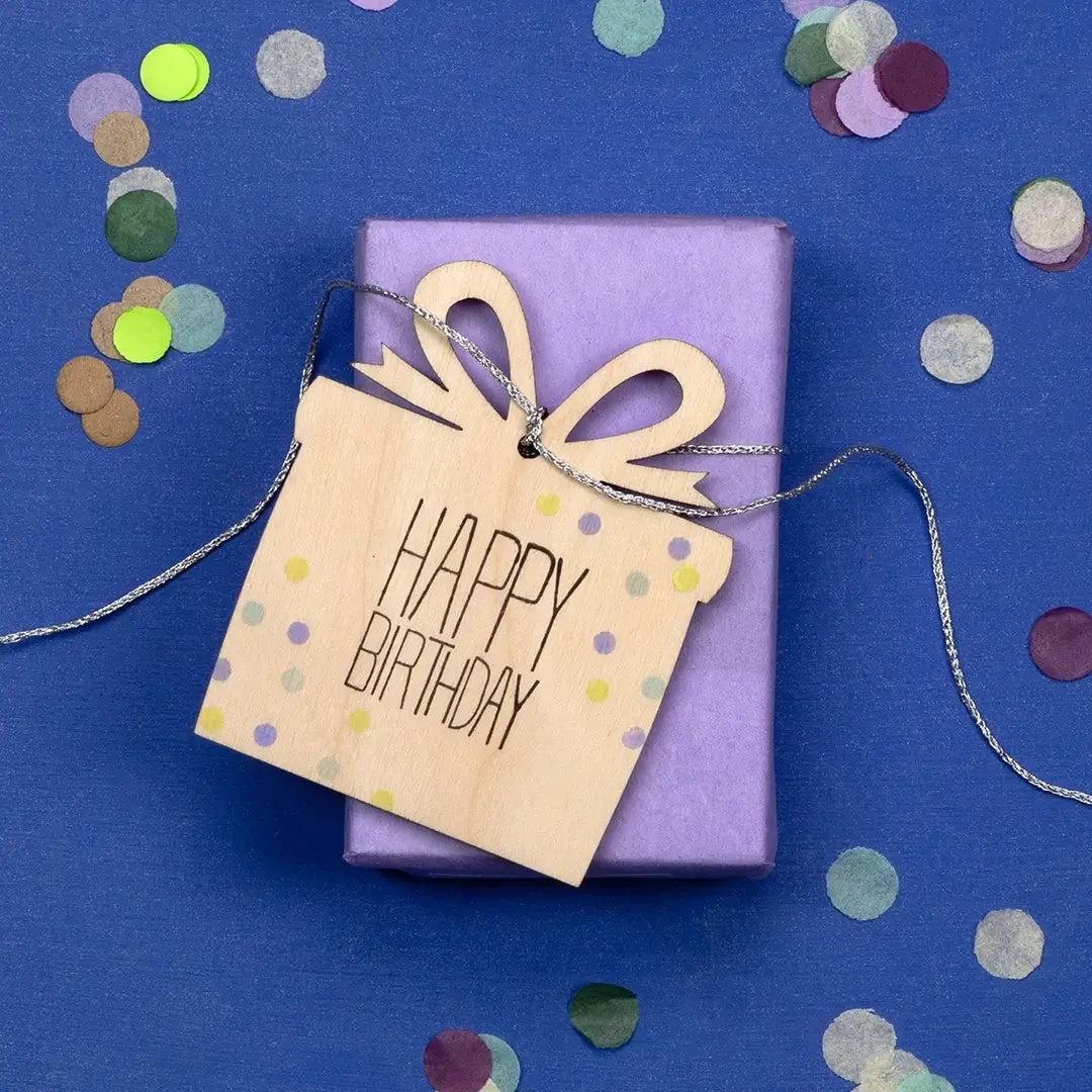 holzanhänger bestempeln geschenkanhänger holz geschenkanhänger geburtstag stempel happy birthday
