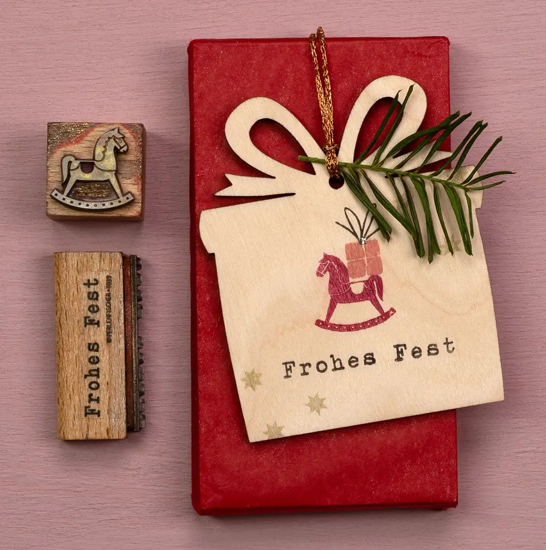 stempel weihnachten geschenkanhänger aus holz holzanhänger stempel geschenk gestalten stempel pferd stempel sterne
