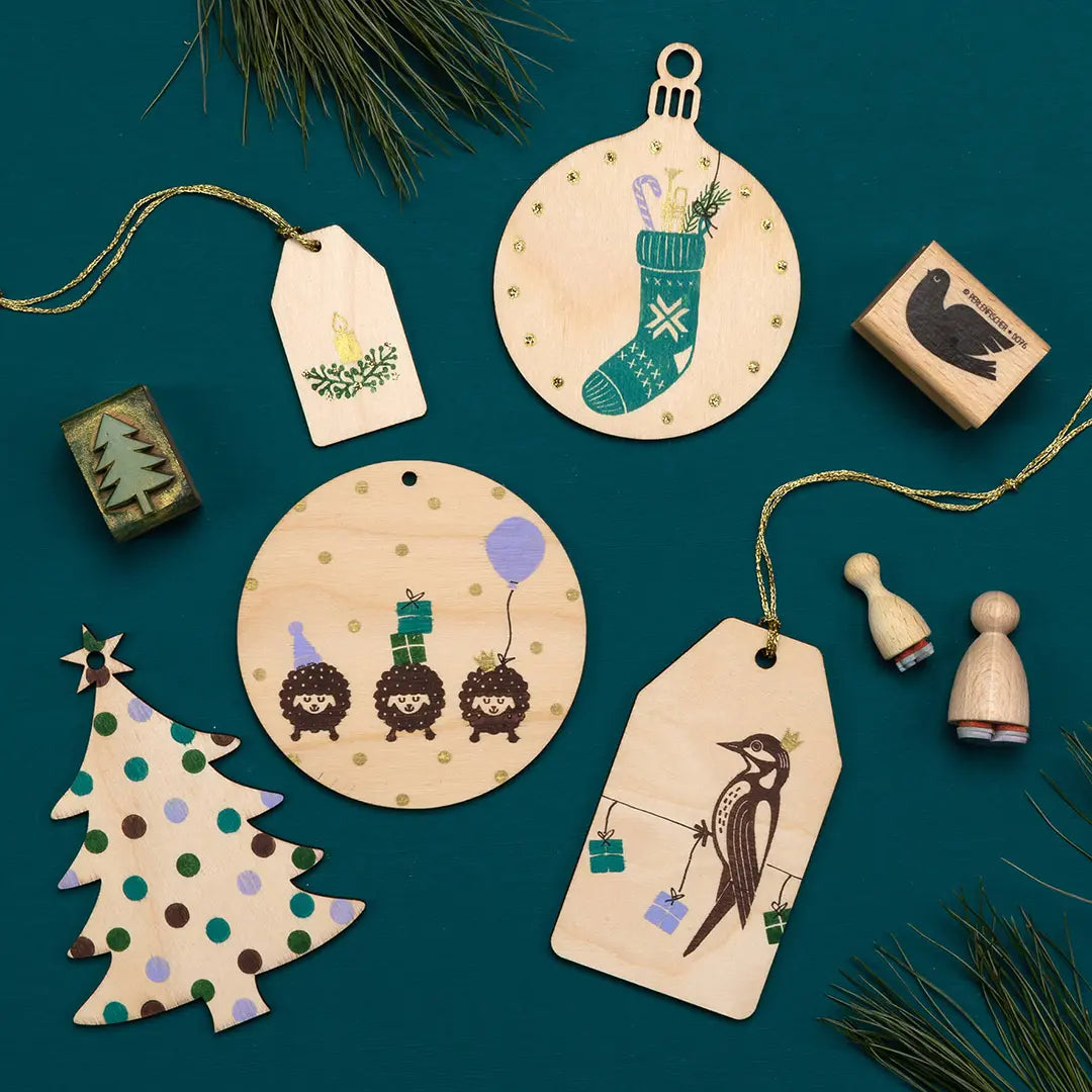 lehrerstempel diy weihnachtsdeko klassenraum stempeln weihnachtsanhänger basteln klassenzimmer holzanhänger bestempeln