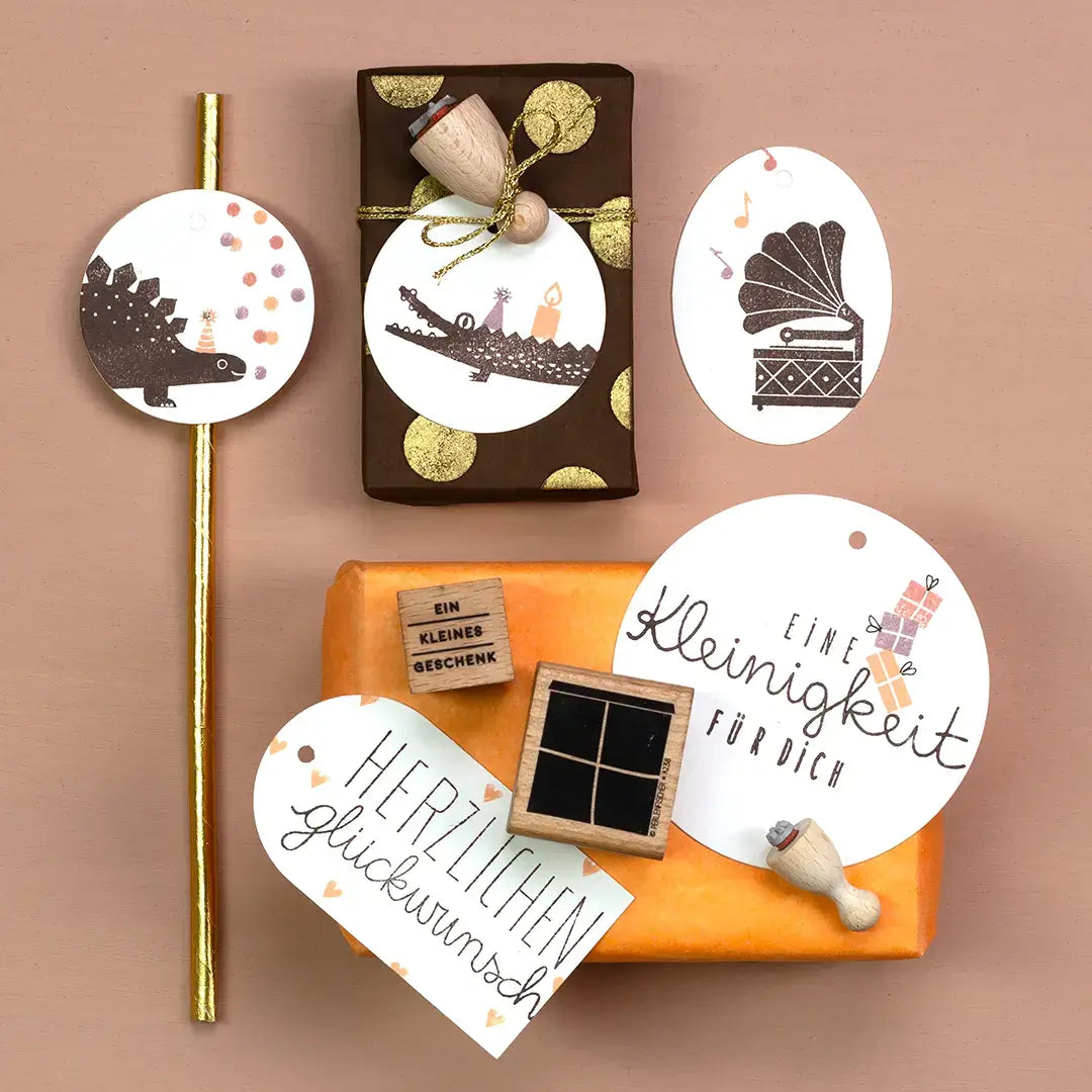 stempel kinder stempel kindergeburtstag diy geschenke für kinder verpacken geschenkpapier bestempeln geschenkanhänger stempeln stempel tiere stempel geschenke dino stempel