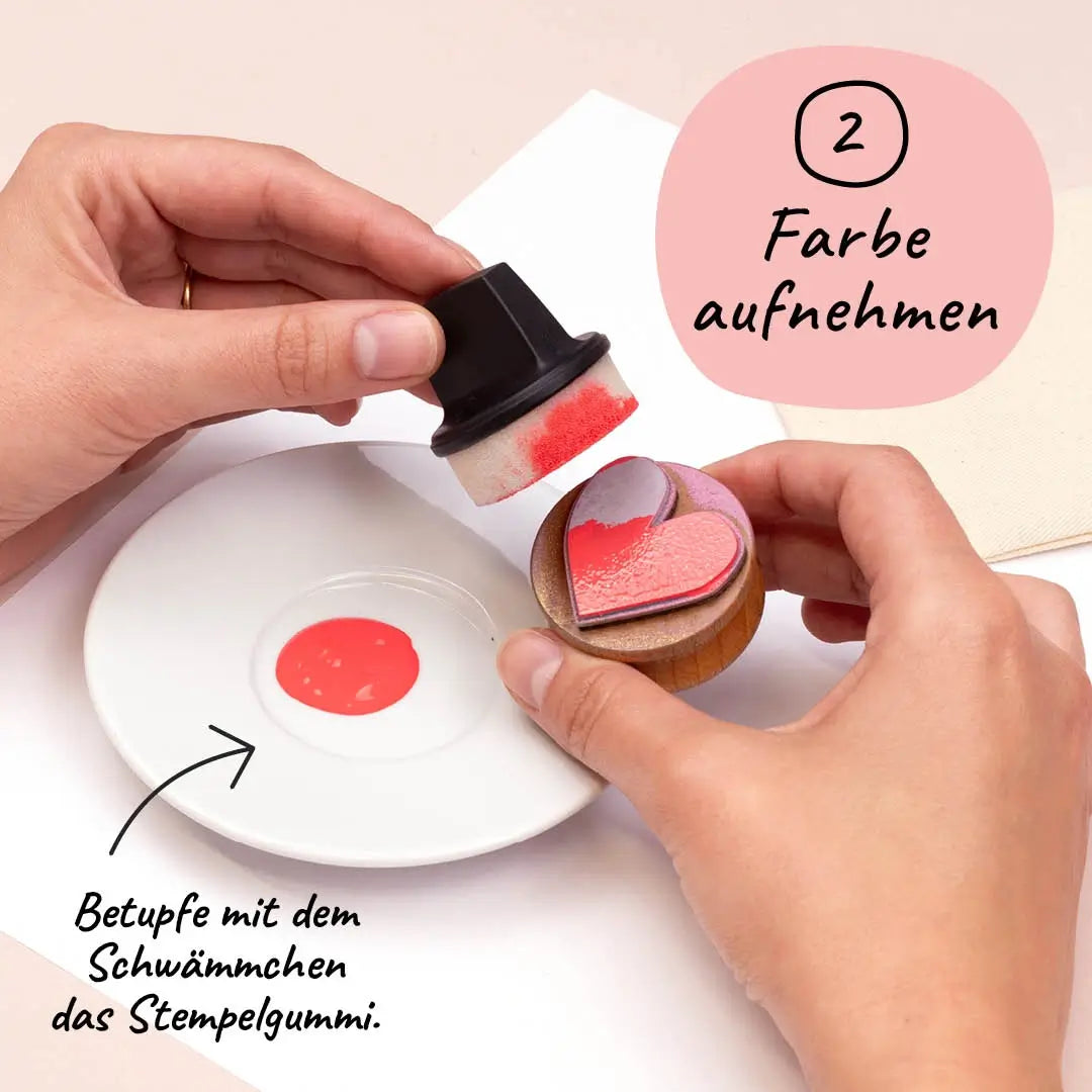 stoffstempelfarbe anleitung schritt 2 mit schwämmchen farbe aufnehmen