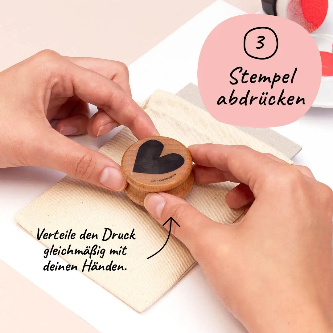 stoffstempelfarbe anleitung schritt drei druck gleichmässig auf textilstempel verteilen