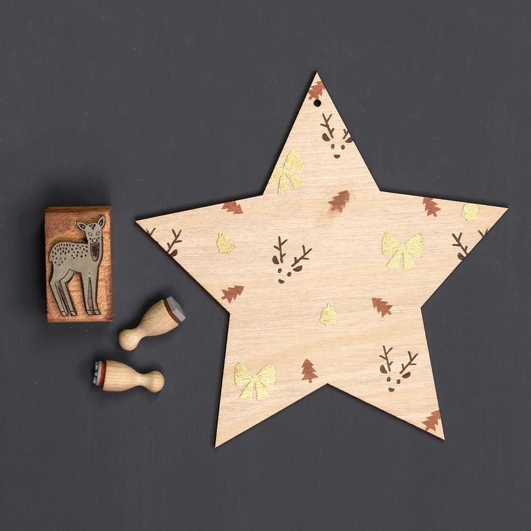 holzanhänger bestempeln diy weihnachtsahänger bestempeln anhänger aus holz für weihnachten diy weihnachtsdeko diy weihnachtsanhänger stern klein