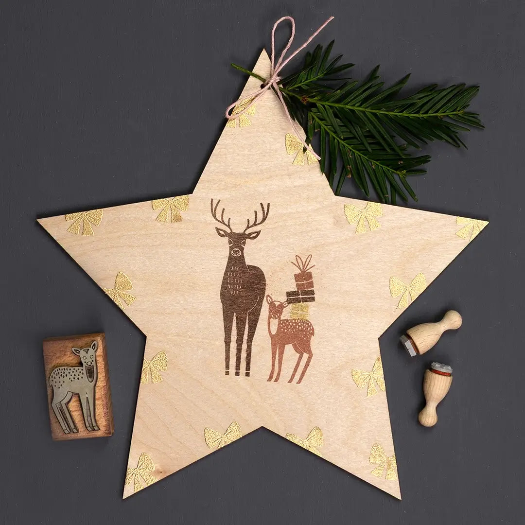 holzanhänger bestempeln diy weihnachtsahänger bestempeln anhänger aus holz für weihnachten diy weihnachtsdeko diy weihnachtsanhänger stern