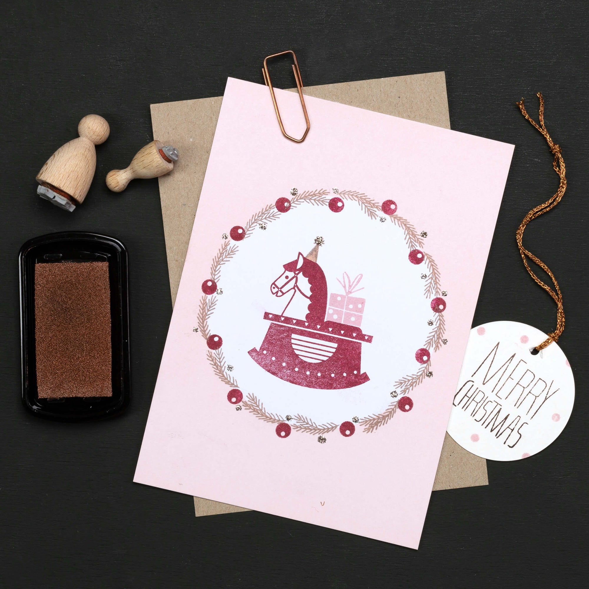 Stempel Weihnachten Schaukelpferd Geschenk Tannenzweig Merry Christmas Beere