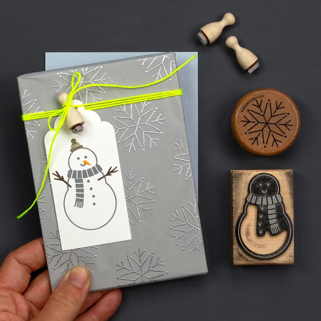 stempel weihnachten weihnachtsstempel glitzerndes geschenkpapier mit embossing pulver stempel schneemann stempel schneeflocke stempel